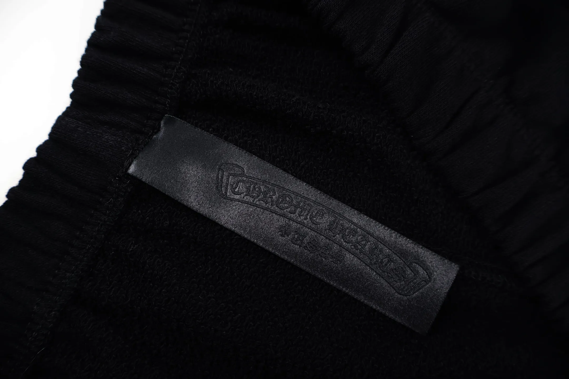 🅿️440 CH Croix heart flocked cross trousers. The fabric is high-definition, ultra-heavy-weight cotton with double yarn and compact Xinjiang cotton. The weight is 320 grams. The cloth surface is clean, the cloth pattern is clear, the hand feels tight and stiff, and the color fastness is high. It does not change shape or discolor. Threads and accessories are all independently developed and customized. The flocked cross at the waistband is laser-cut and then hot-pressed and positioned at fixed points. Calfskin leather label at back waistband. Size:S-M-L-XL